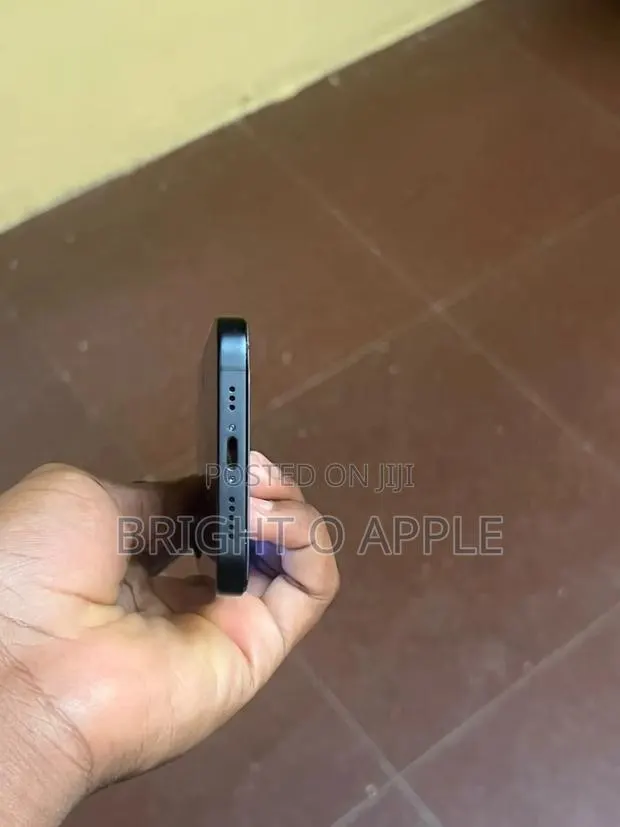 New Apple iPhone 12 64 GB Black · Photo 1