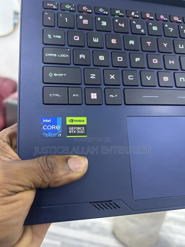 Laptop MSI Stealth 14 Studio A13VF 16GB Intel Core i7 SSD 512GB · Photo 1