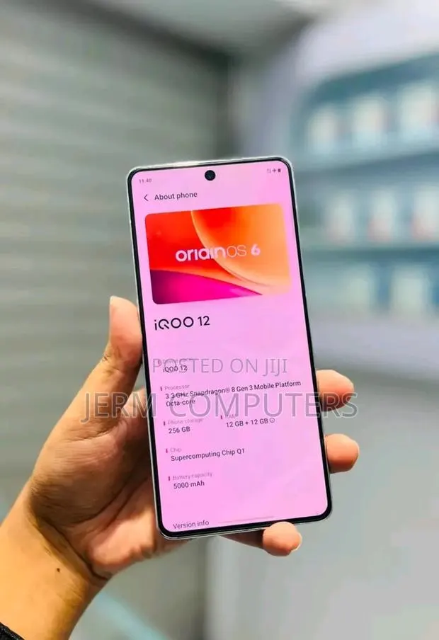 Vivo iQOO 12 256 GB White · Photo 1