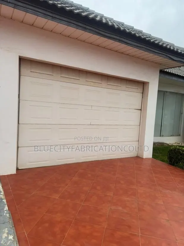Garage With Automatic Motor · Photo 1