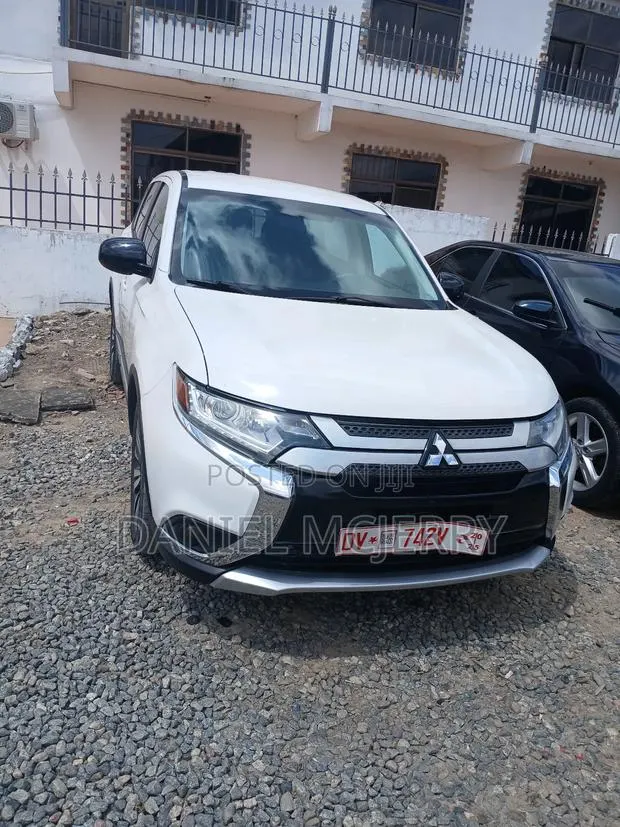 Mitsubishi Outlander 2019 White · Photo 1