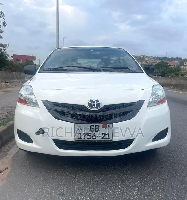 Toyota Yaris Base Sedan 4dr 2010 White · Photo 1