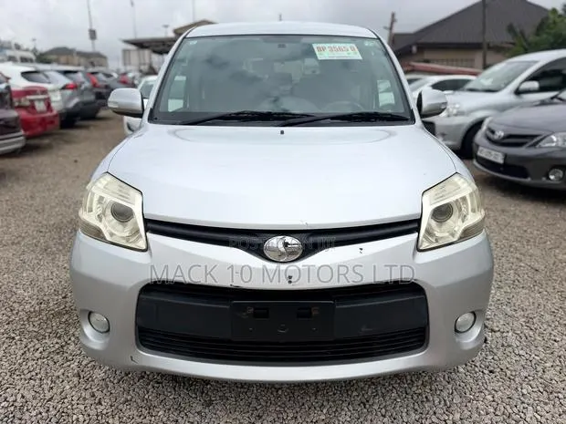 Toyota Sienta 1.5 FWD 2013 Silver · Photo 1