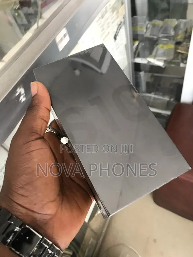 New Samsung Galaxy S10 128 GB Black · Photo 1