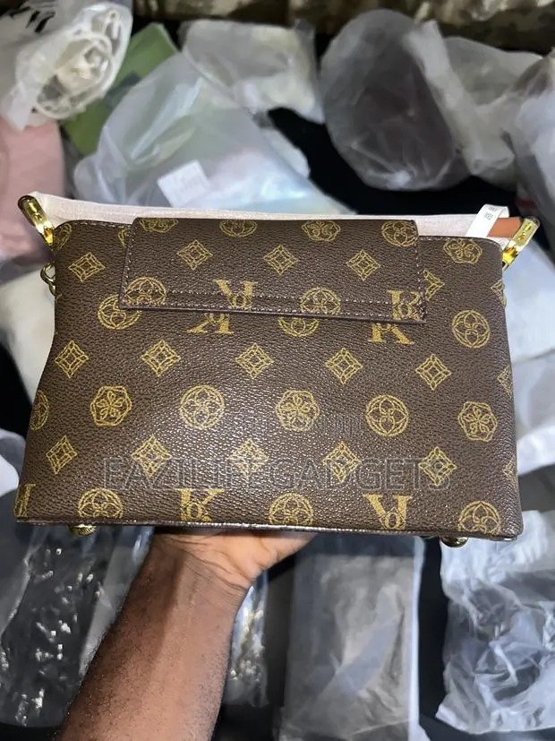 Brown v Monogram Shoulder Bag · Photo 3