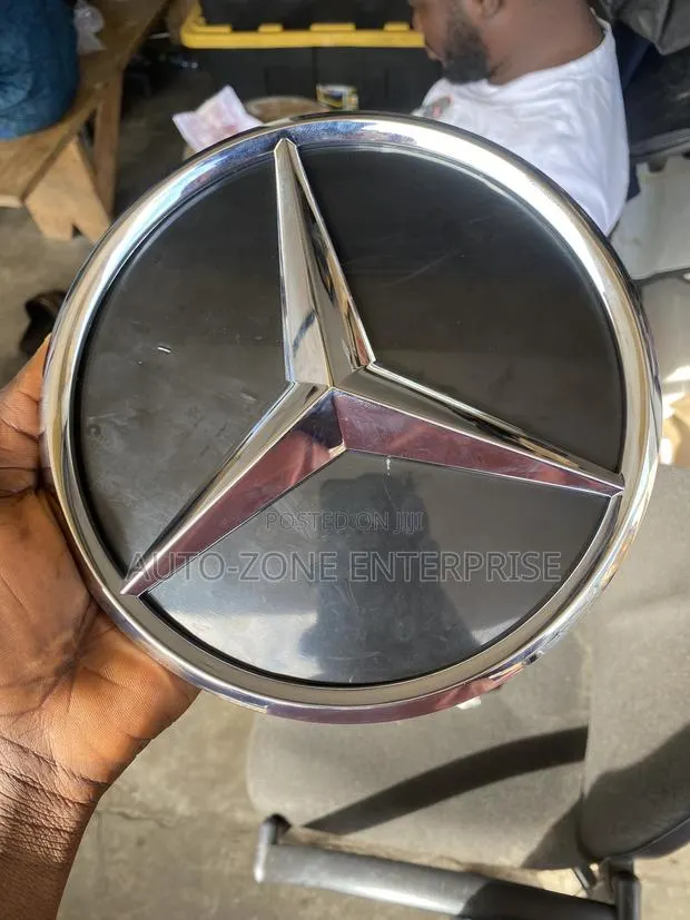 Mercedes Benz GLC 300 Front Crown (Front Bumper Crown) · Photo 1