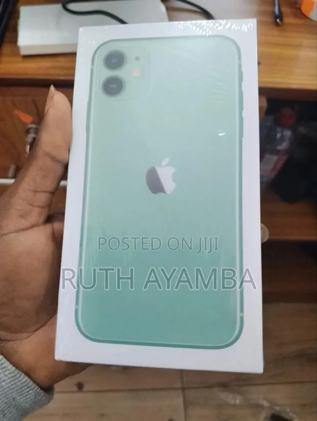 New Apple iPhone 11 128 GB Green · Photo 1