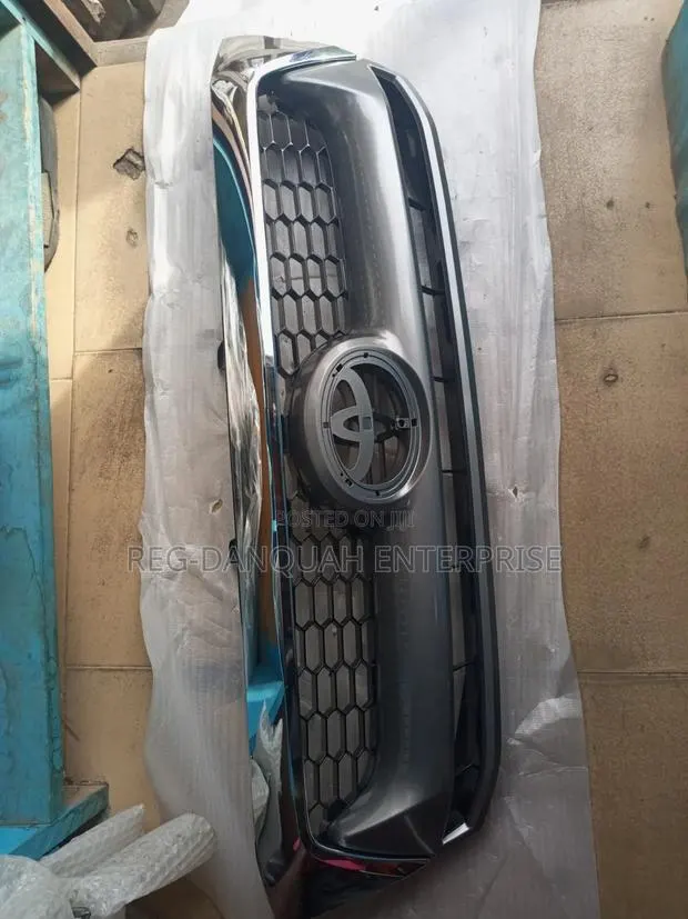 Toyota Hilux 2005-2010 Top Grille/Shells · Photo 1