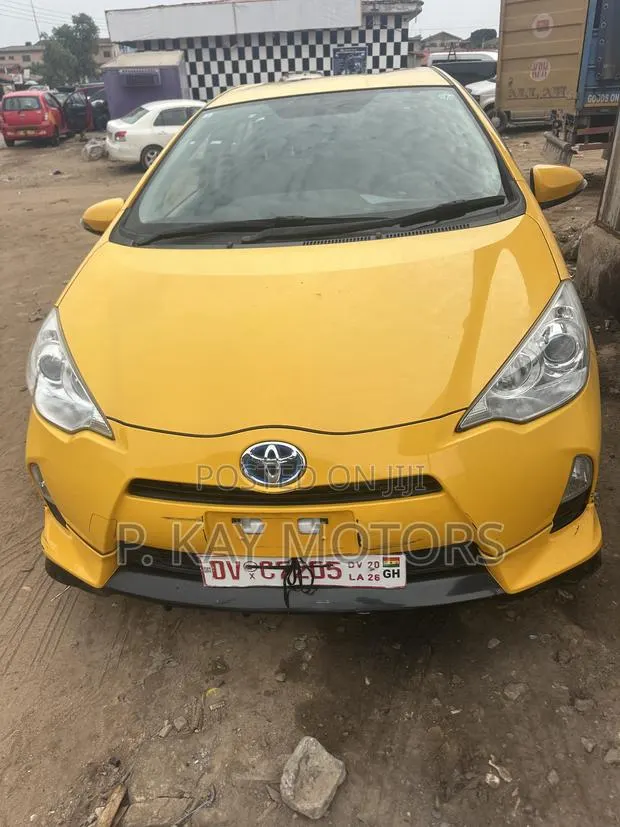 Toyota Aqua 2013 Yellow · Photo 1