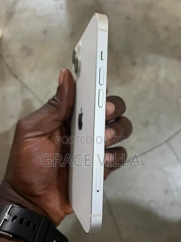 Apple iPhone 13 128 GB White · Photo 1