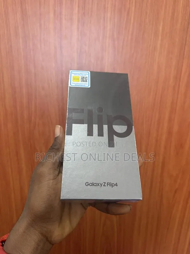 New Samsung Galaxy Z Flip4 256 GB Black Β· Photo 1