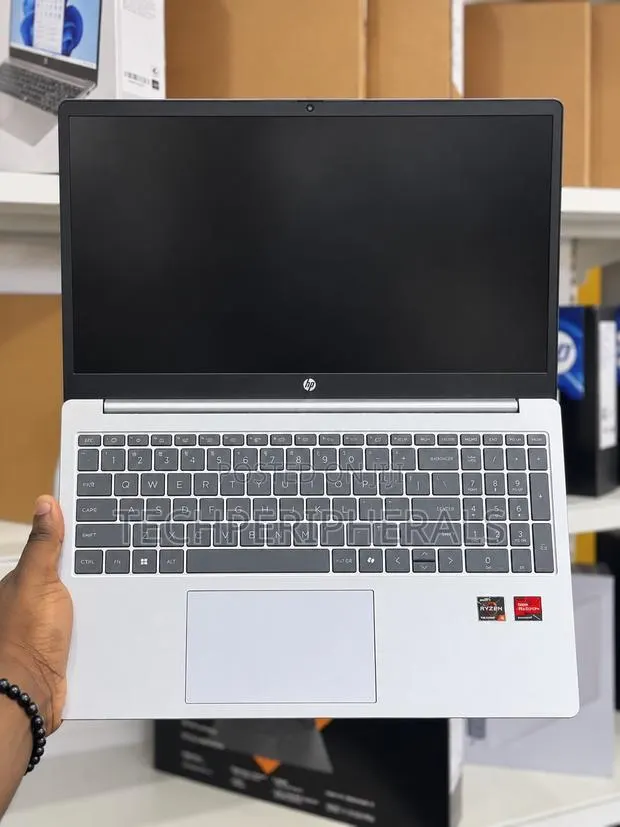 New Laptop HP 15 8GB AMD Ryzen 5 SSD 512GB · Photo 1