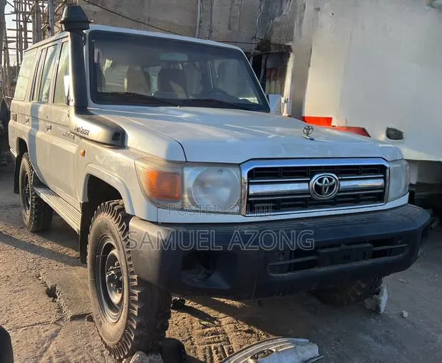 Toyota Land Cruiser 79 Series 2012 White · Photo 1