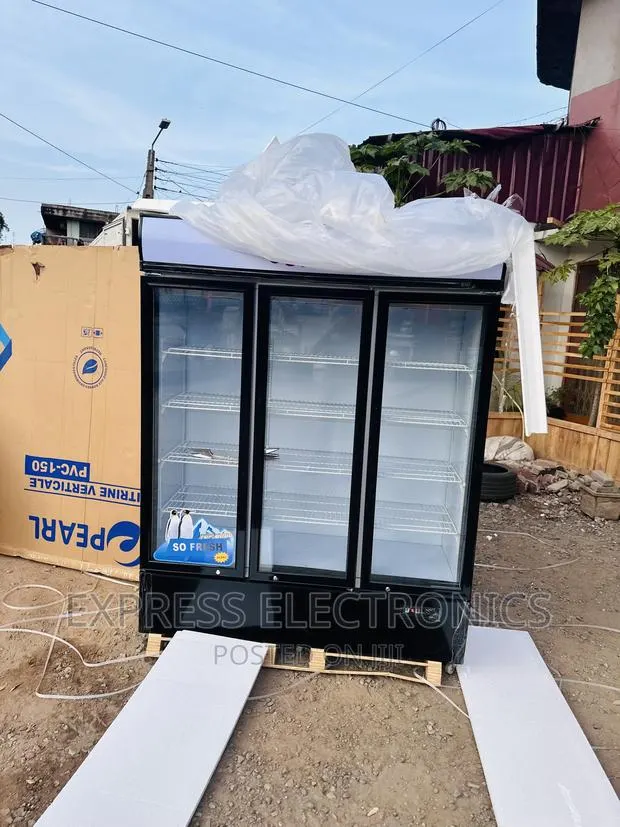 Powerful Chill 3doors Display Fridge Pearl PVC-150 · Photo 1