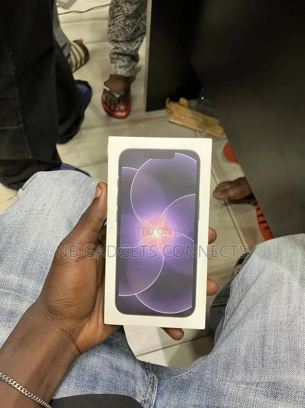New Apple iPhone 17e 256 GB Black · Photo 1