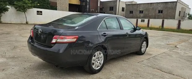 Toyota Camry 2011 Gray · Photo 4
