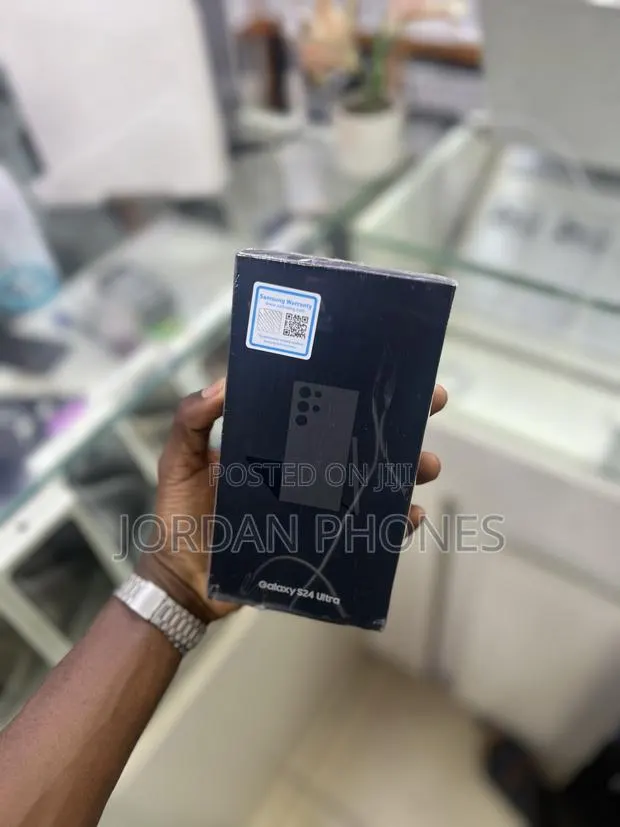 New Samsung Galaxy S24 Ultra 1 TB Black · Photo 1