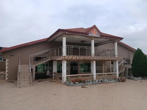 5bdrm House in Born To Pray Estate, Ejisu-Juaben Municipal for rent · Photo 1