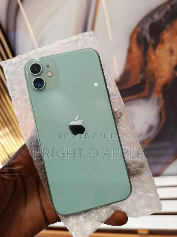 New Apple iPhone 11 64 GB Green · Photo 1