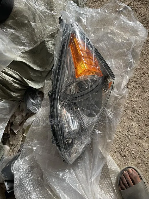 Honda CR-V 2007 to 2010 Headlight Pair · Photo 1