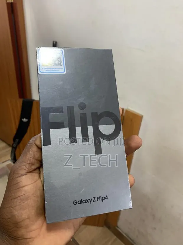New Samsung Galaxy Z Flip4 256 GB Black · Photo 1