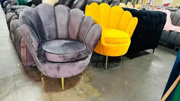 Luxury Velvet Shell Accent Chair · Photo 1