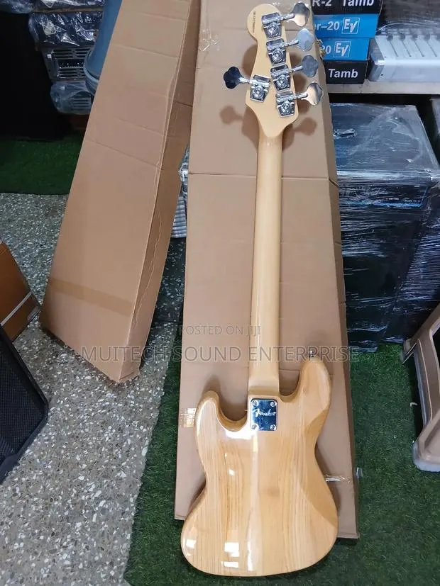 Fender Jazz Bass Guitar · Photo 7