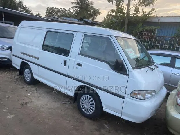 Hyundai H-100 2004 White · Photo 1