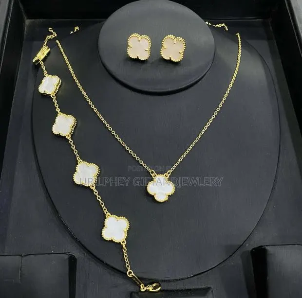 Vancleef Jewelry Set · Photo 1