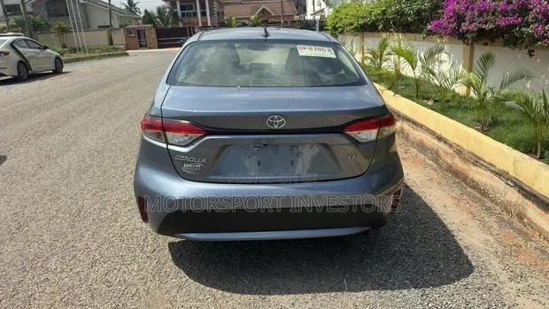 Toyota Corolla LE 2021 Silver · Photo 1