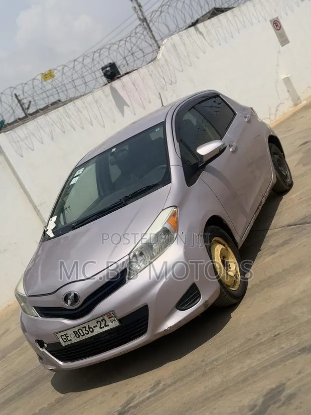 Toyota Vitz 2012 Silver · Photo 1
