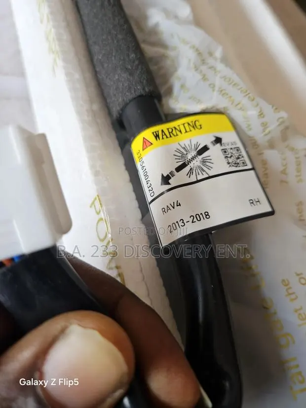2014/2015/2016/2017/2018 Toyota Rav4 Electronic Boot Shocks · Photo 1