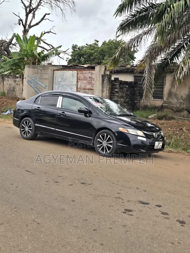 Honda Civic 1.8 5 Door 2011 Black · Photo 1