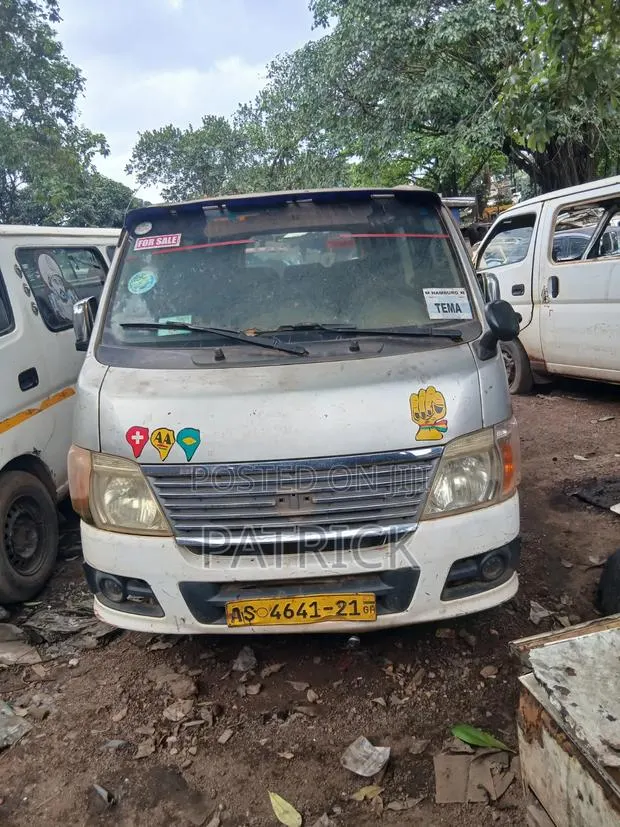 Nissan Caravan (Urvan) 2009 Silver · Photo 1