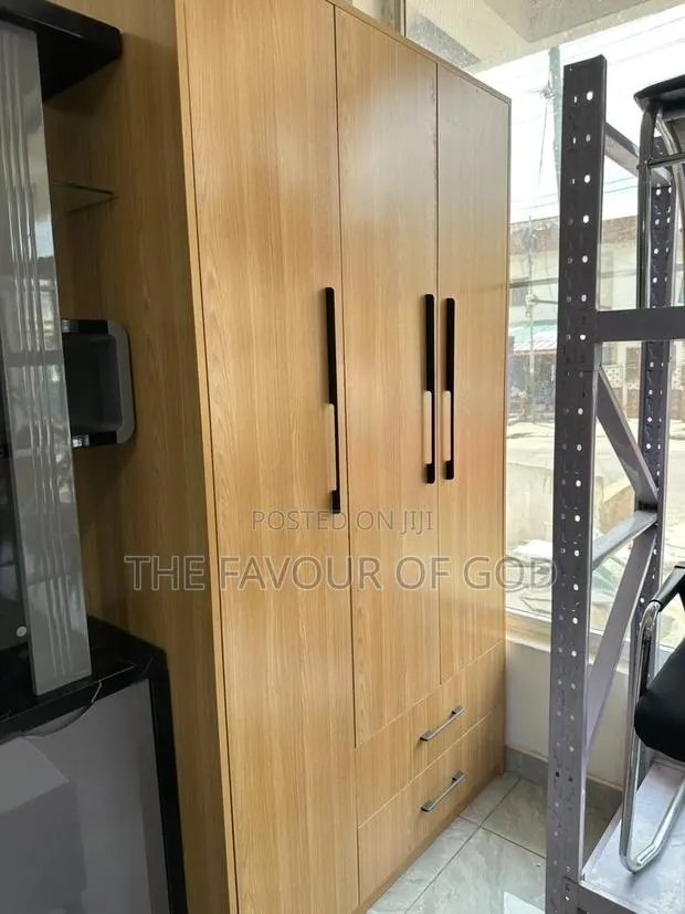 A Weighty 3 Door Mirrorless Wardrobe · Photo 1