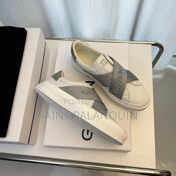 Givenchy Classic Sneakers · Photo 1
