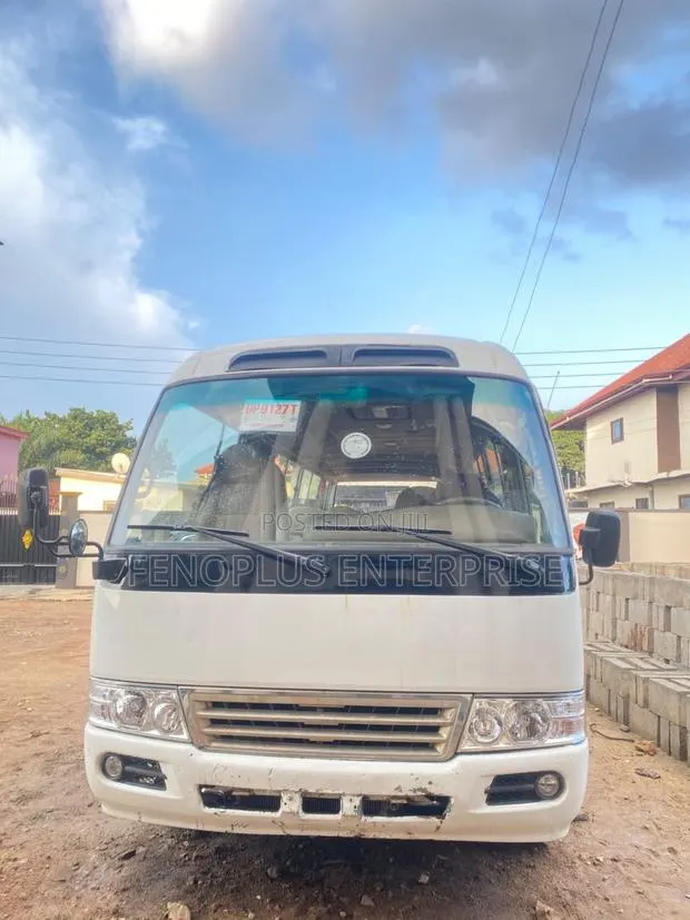 Toyota Coaster 2012 White · Photo 1