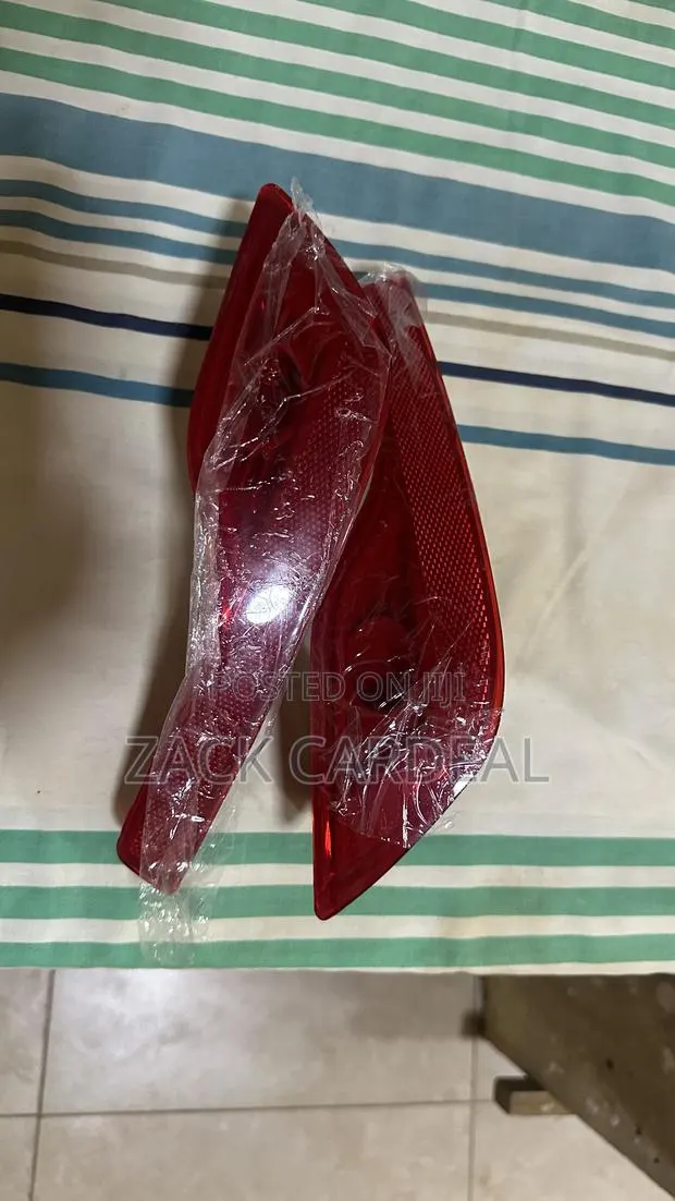 Honda CRV 2018 Back Bumper Reflector Available · Photo 1