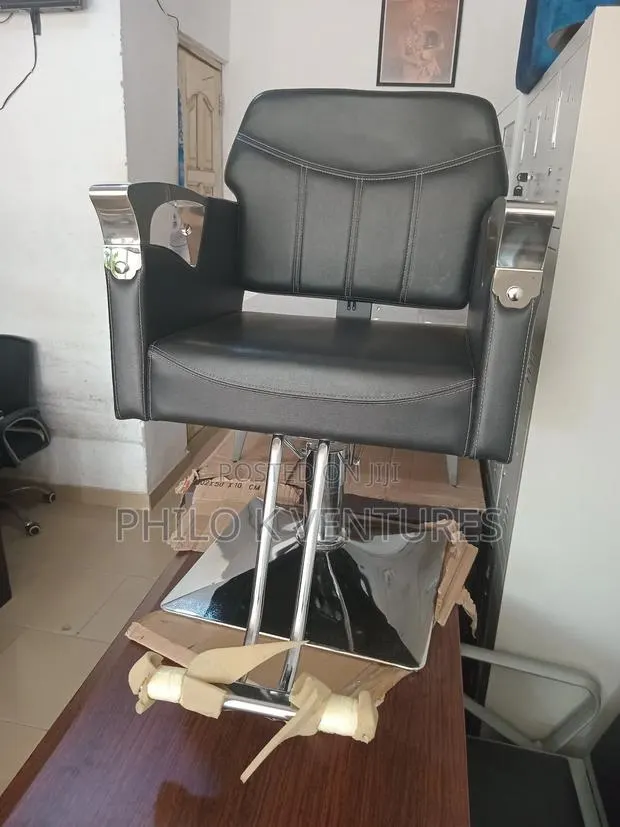 Black Saloon Chair With Silver Handles · Photo 1