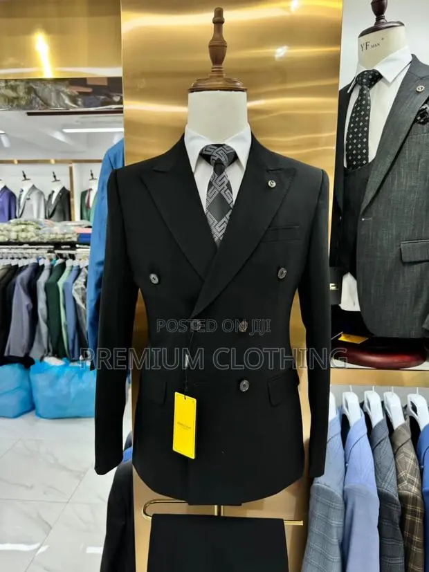 Double Breasted Men Suit · Photo 1