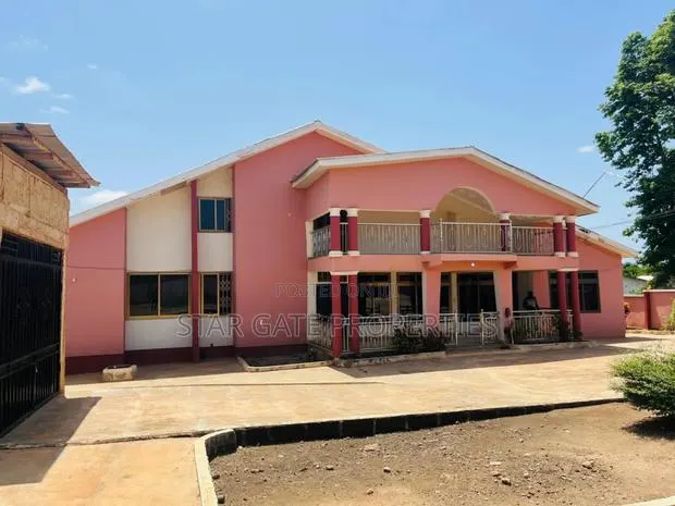 8bdrm House in Esereso, Near, Kumasi Metropolitan for sale