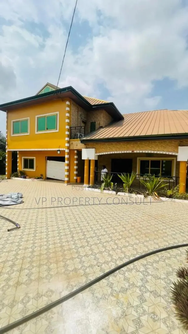 5bdrm House in Housing Down for sale · Photo 1