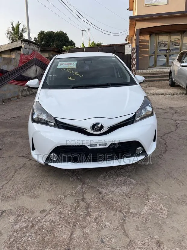 Toyota Vitz 1.3 FWD 5dr 2015 White · Photo 1
