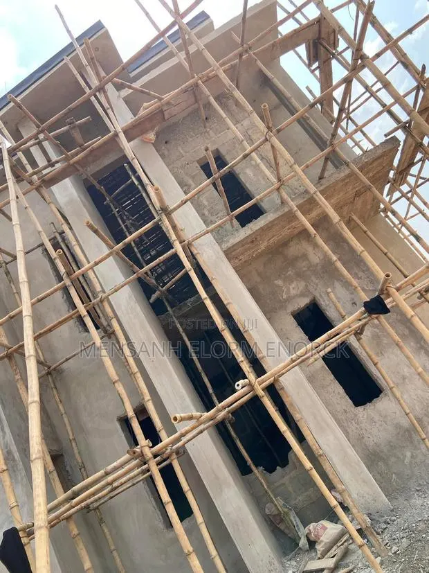 Building House and Face Wall · Photo 1