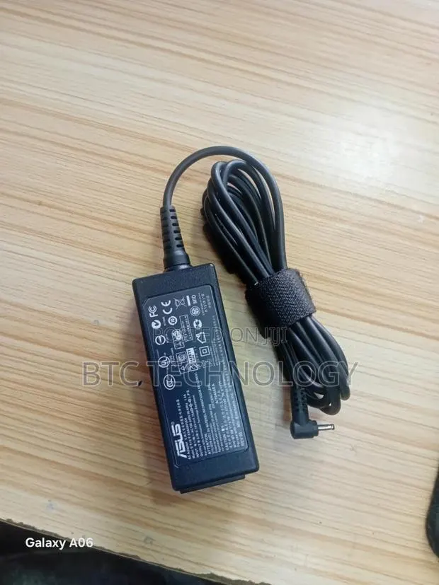 Tiny Port ASUS Small Pin 19.V · Photo 1