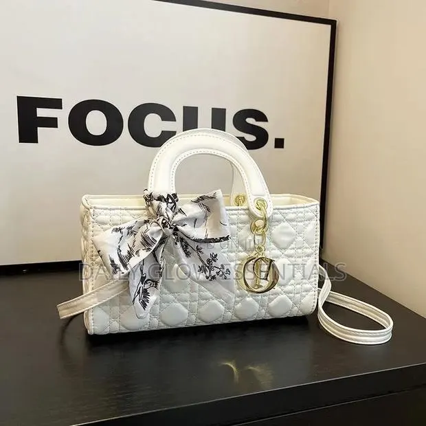 Women’s White Quilted Handbag – Elegant Shoulder & Crossbody Bag · Photo 1