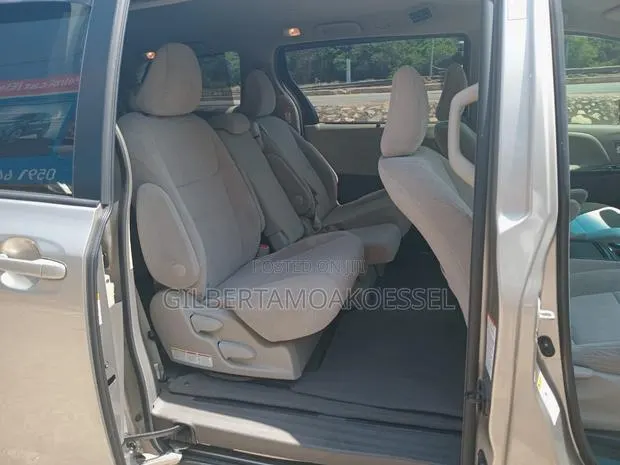 Toyota Sienna 2016 Silver · Photo 1