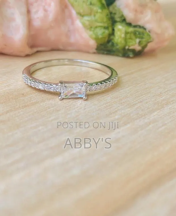 Cute Cut Ladies Promise Ring · Photo 1