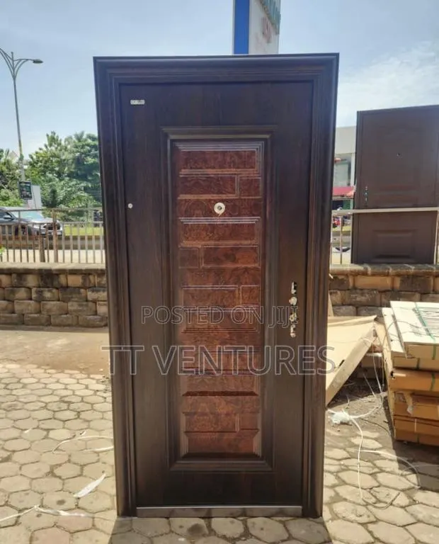Smooth Single Door · Photo 1