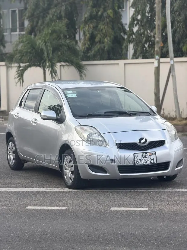 Toyota Vitz 1.0 FWD 5dr 2010 Silver · Photo 1